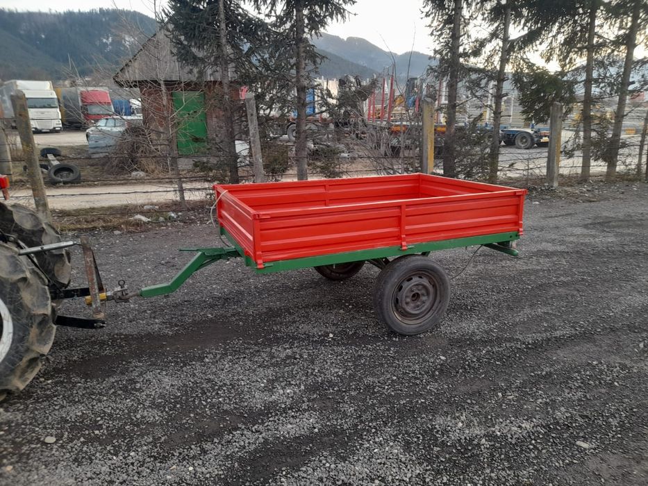 Remorca tractoras basculabila