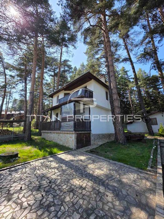 Двуетажна обзаведена къща с два гаража в Цигов чарк