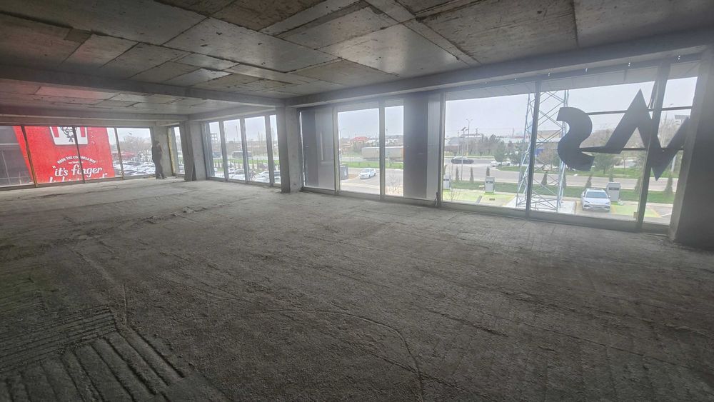 Сдаётся отличное торговое помещение возле аэропорта. Рядом есть КФС