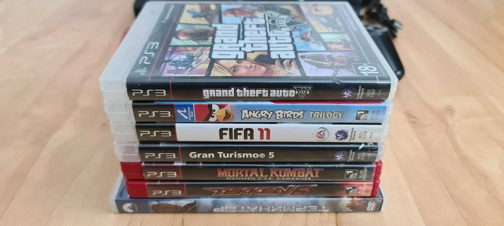 Продам Sony PS3 в полном комплекте с игровыми дисками.