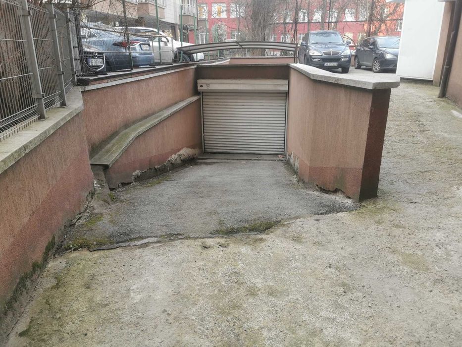 Отдавам паркомясто в подземен гараж до Лъвов мост