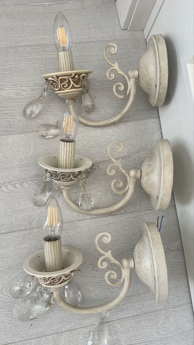 Set 5 aplice de perete , finisaj alb antichizat. metal+cristale