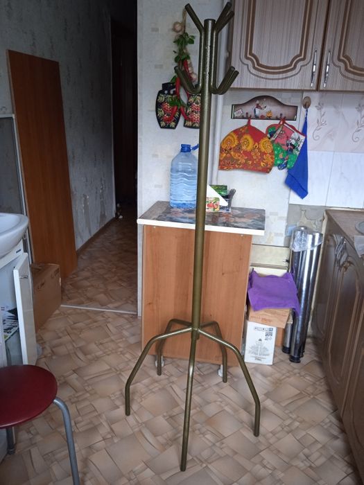 Напольная вешалка металлическая