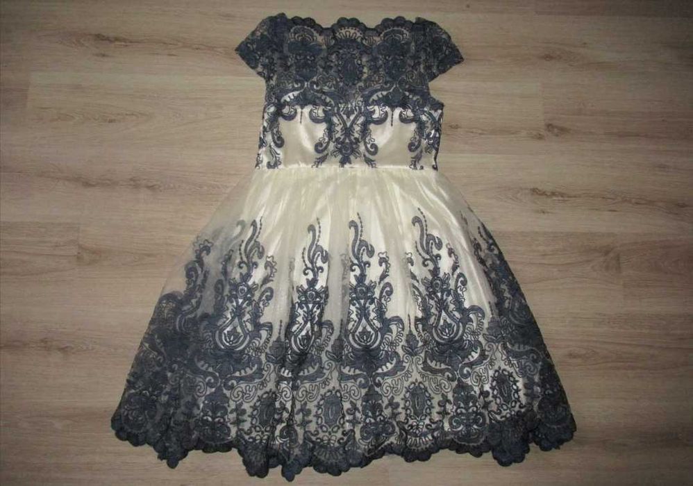 Елегантна официална рокля с бродирана дантела