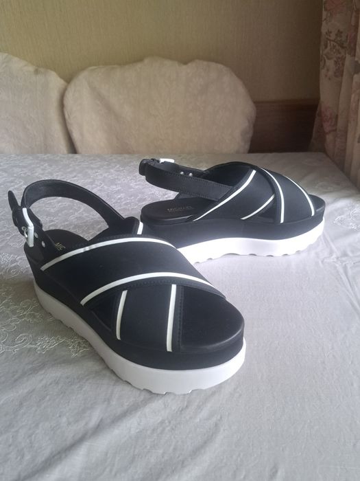 Босоножки черные