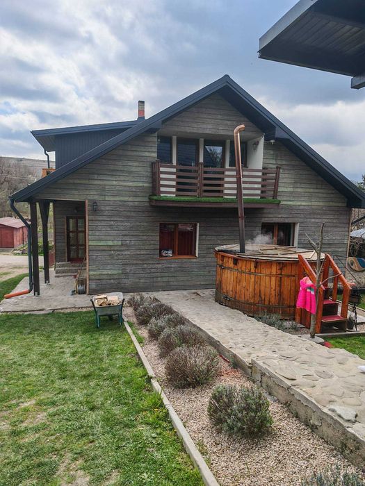 Cabana cu ciubăr, masa de tenis/poker, darts, teren de volei, ATV-uri