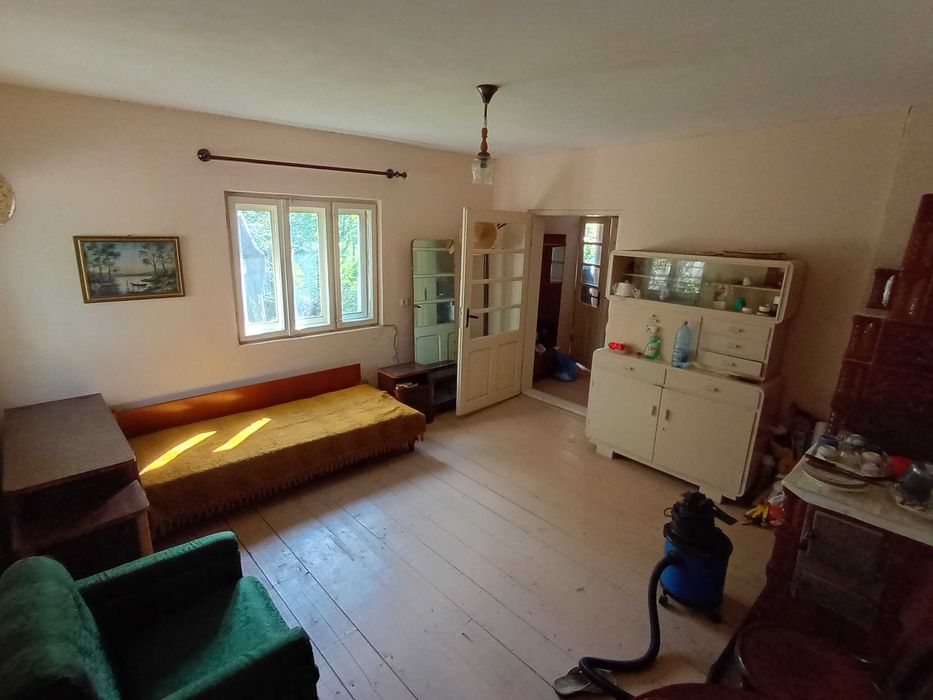 Casa si teren Slobozia Conachi (la 25km de Galati), 4 camere, 100mp utili, 740mp teren, zona linistita, neinundabil, intre case