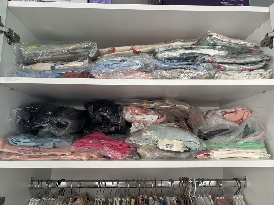 Разпродажба на детски дрехи от затворил магазин