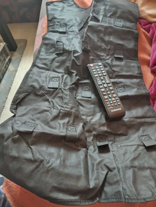 organizatoare negre vinil cu doua fețe pentru bijuterii, cercei, brățări, gablonțuri pe cuier în șifonier și o poșetă pentru cosmetice