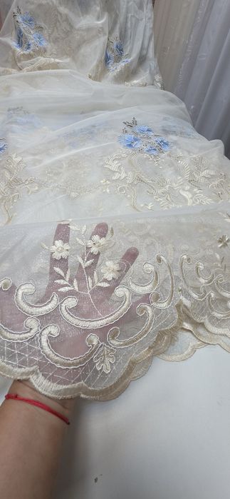 Perdeaua din imagine este confecționată dintr-un material fin și elegant, ideal pentru amenajări clasice sau romantice.