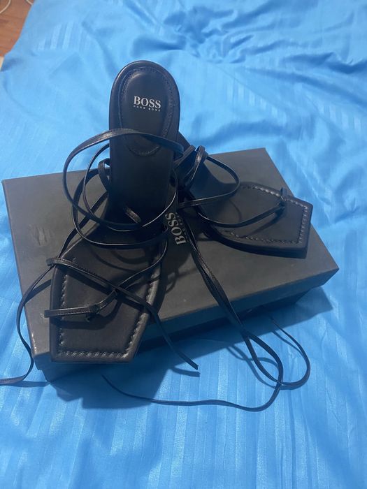 Vand pantofi noi Hugo Boss 400 lei