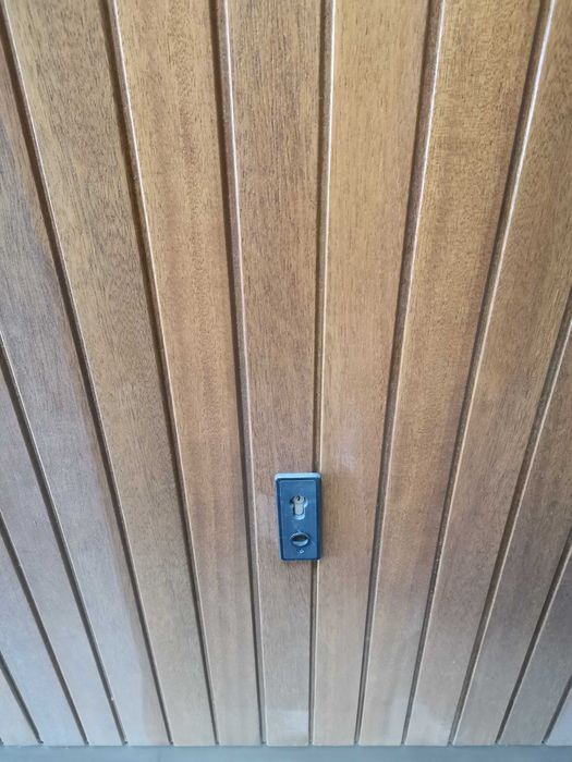 Гаражна врата Hormann, "летящо крило", Бери с пълнеж от масивно дърво