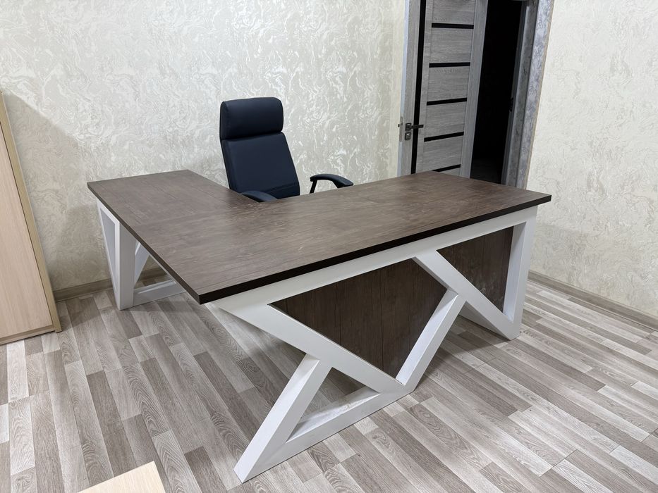 Стол директора. Офисный стол руководителя Стол для совещаний на заказ