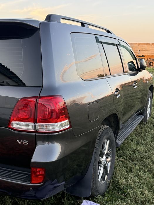 Toyoto land cruiser 200