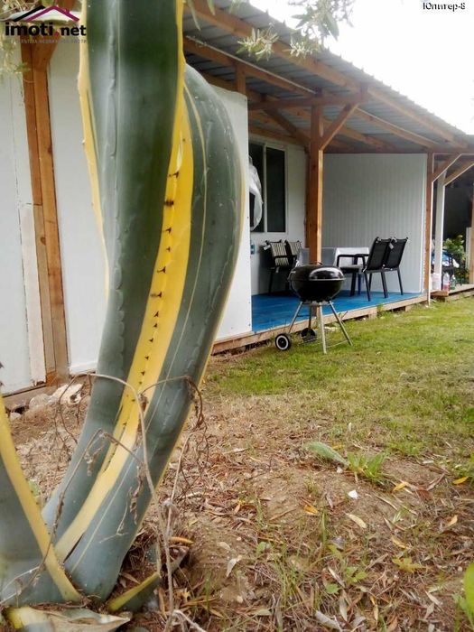 Продава бунгало с веранда в Кариани до брега.