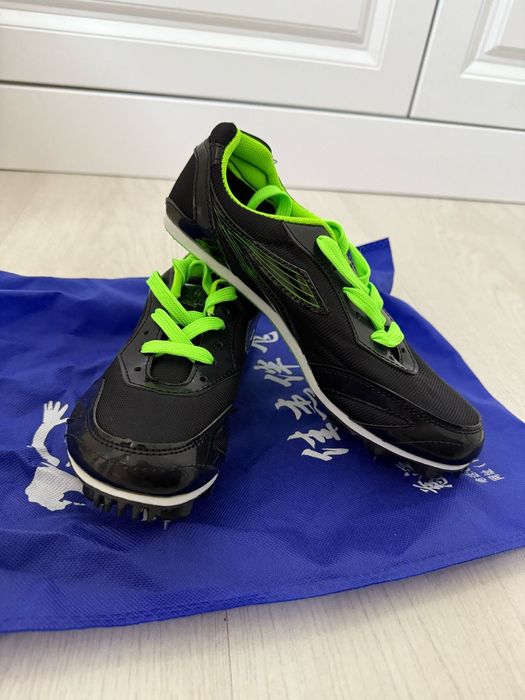 Продам кеды с шипами