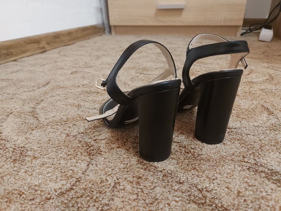 Sandale negre cu toc gros , marime 36