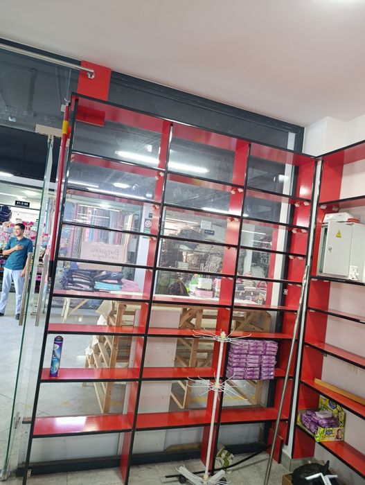 Vitrina sotiladi. Parfumeriya Moyishiy  doʻkonlariga zor tushadi.