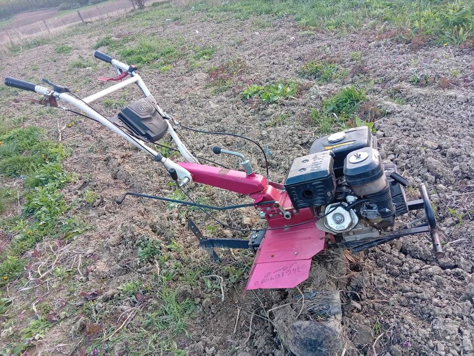 Vând motocultor 14 CP, benzină, cu carte, scaun freza plug și altele