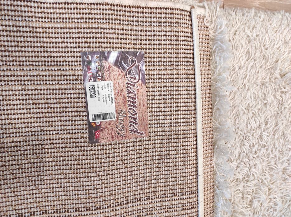 Продавам килим с дълъг косъм