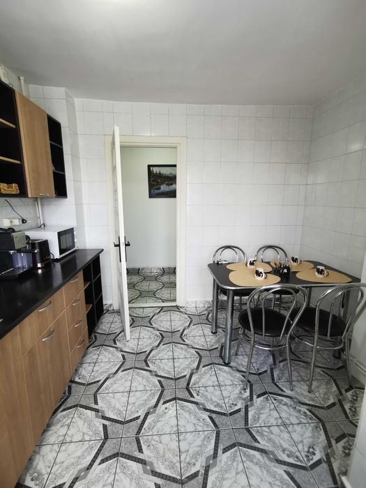 Închiriez apartament 3 camere decomandat, Calea București, zona Institut