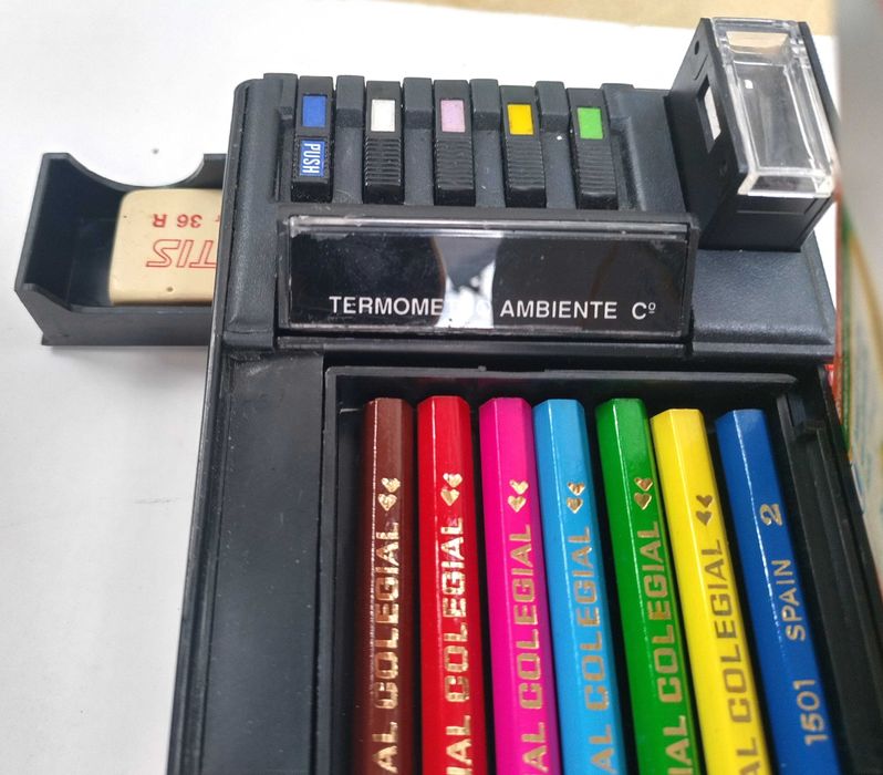 Несесер за моливи за ученици от гимназията от 60-те години на миналия век, който само много заможни семейства можеха да си позволят.