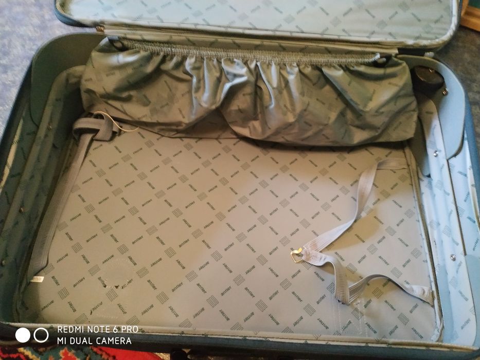 Продаю большой чемодан.