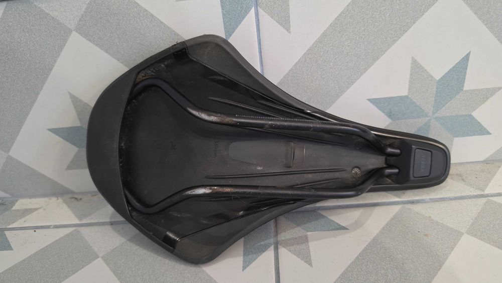 Седалка Fizik Terra Argo X5 150mm – gravel / MTB, къс нос, с канал