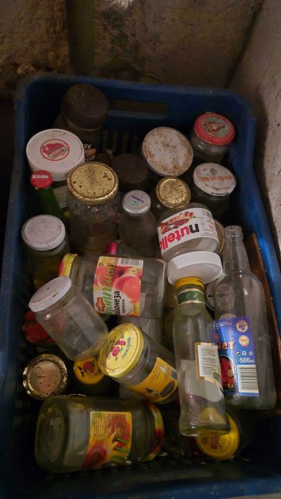 Стъклени шишета и буркани различна вместимост с капачки