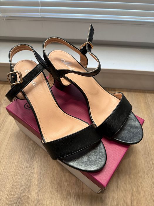 Дамски сандали с ток