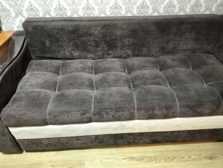 Продается диван для гостиной .