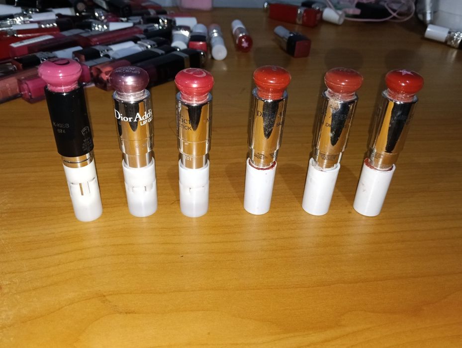 Продава червила гланцове на Диор!