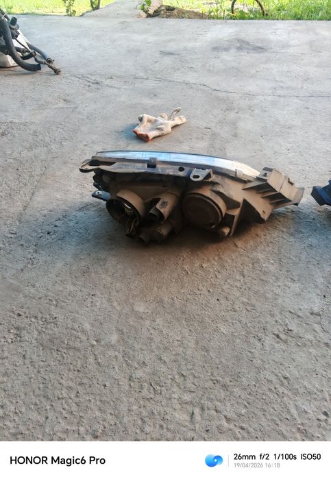 Toyota Avensis фары