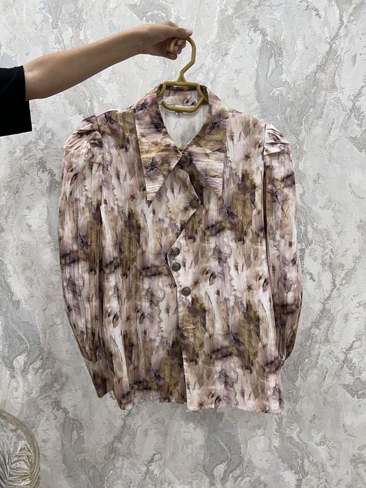 Кофта мен көйлектер сатылады