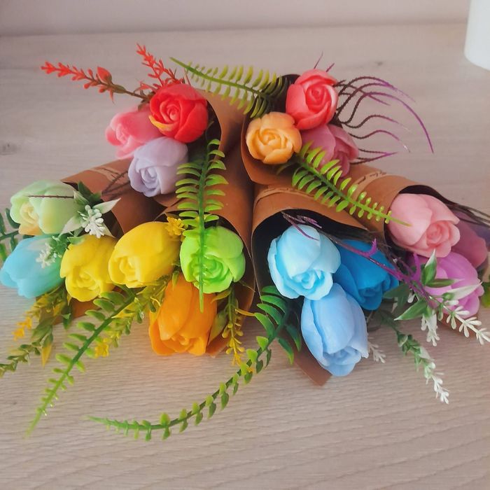 Букети от пластични и глицеринови цветя