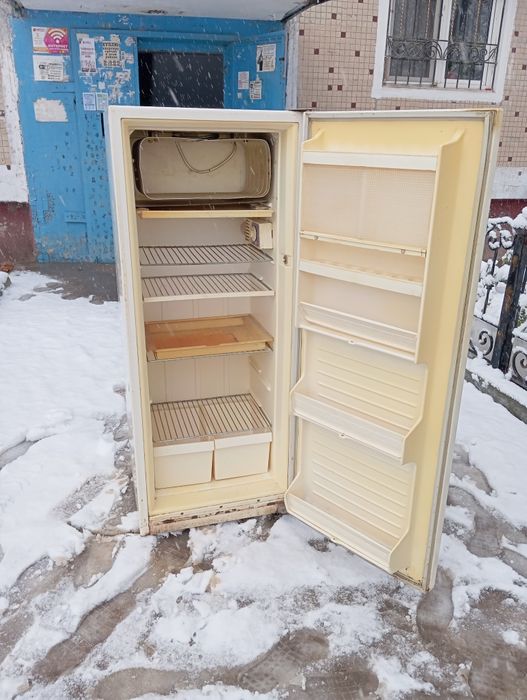 Срочно продаю холодильник в хорошем состоянии заводской