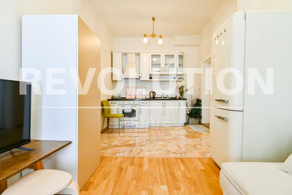 Дава се под наем Тристаен апартамент в София, Център - 55 кв.м за 860 € - Снимка #2