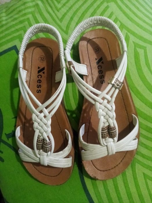 Продавам детски сандалки, много малко носени, запазени