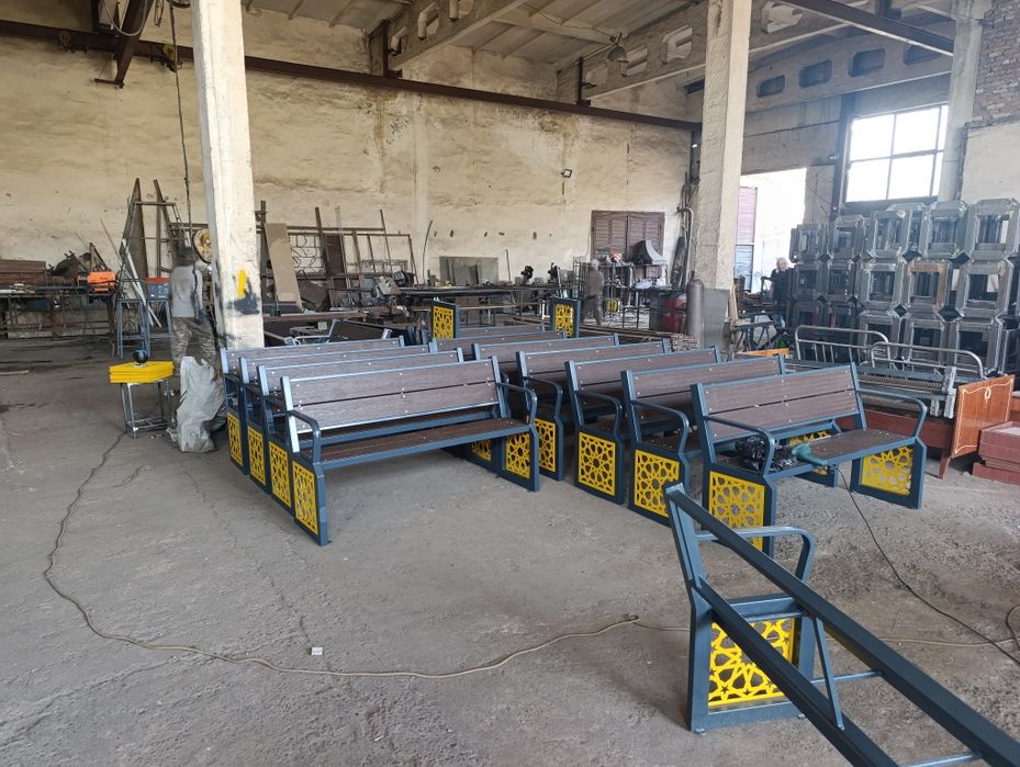 Скамейка со спинкой.