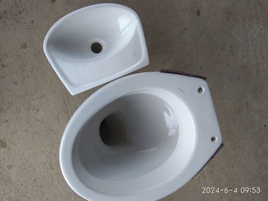 Фаянсови мивка и тоалетна чиния.