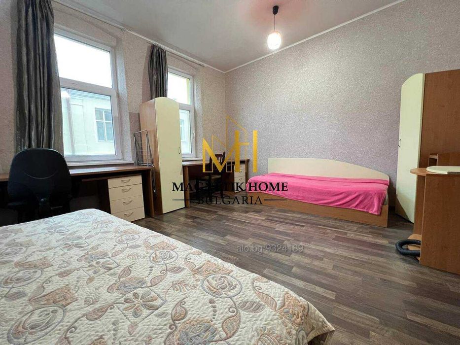 Приветлив четиристаен етаж от къща с частен двор до морската градина