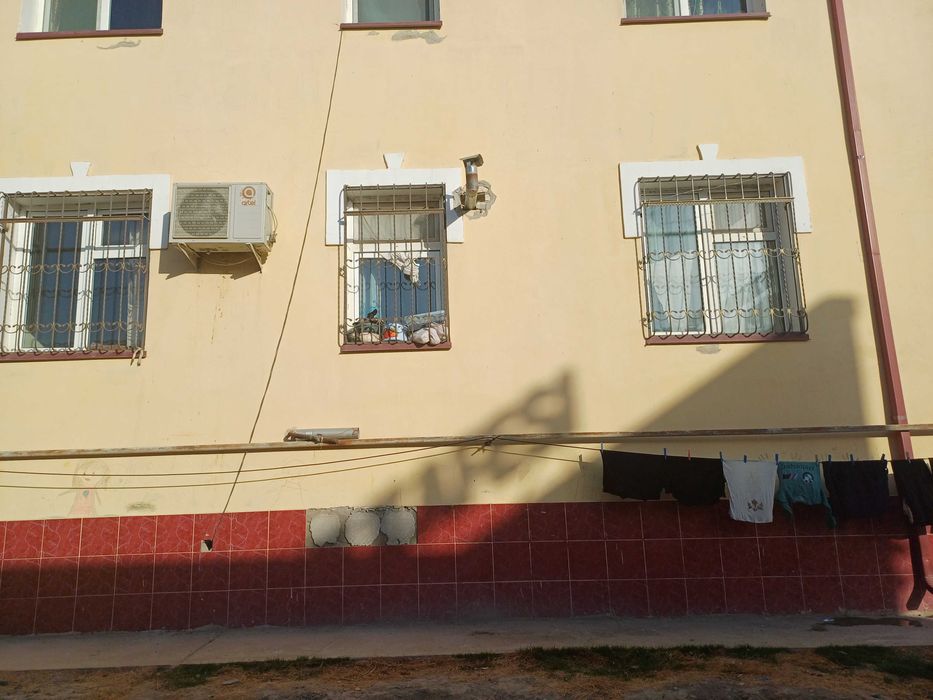 Шофирконда 3 хоналик квартира сотилади.