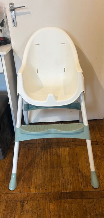 Scaun de masă pentru copii confortabil, stabil si ușor de curățat.