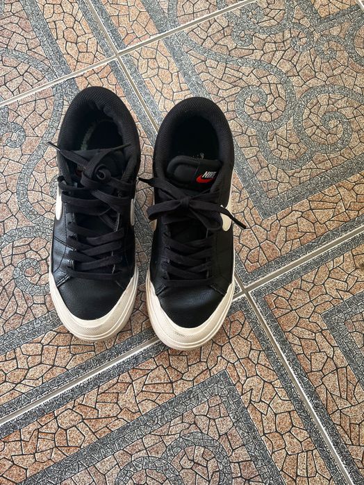 Adidași Nike negri cu talpă înaltă