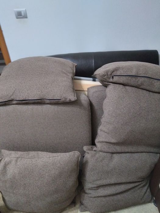 Vand canapea extensibila de doua locuri si 5 perne mari