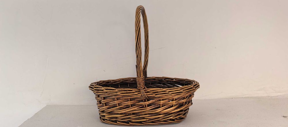 Продавам подаръчна кошница - ратан за Великденски подаръци