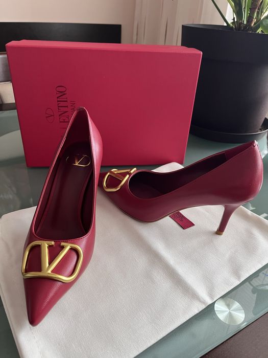 Червени обувки Valentino Garavani