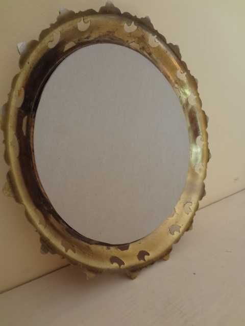 Овална картина с бронзова рамка