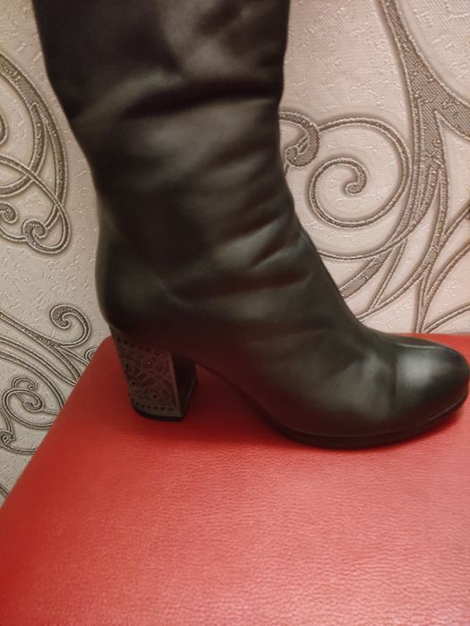 Продаются сапоги, ботфорты.