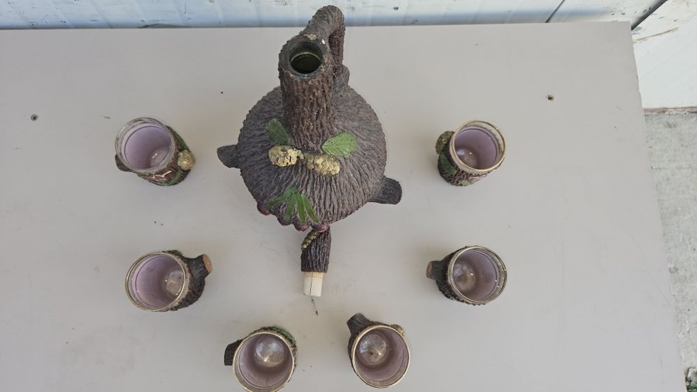Sticlă + 6 pahare decorative ( impecabile )